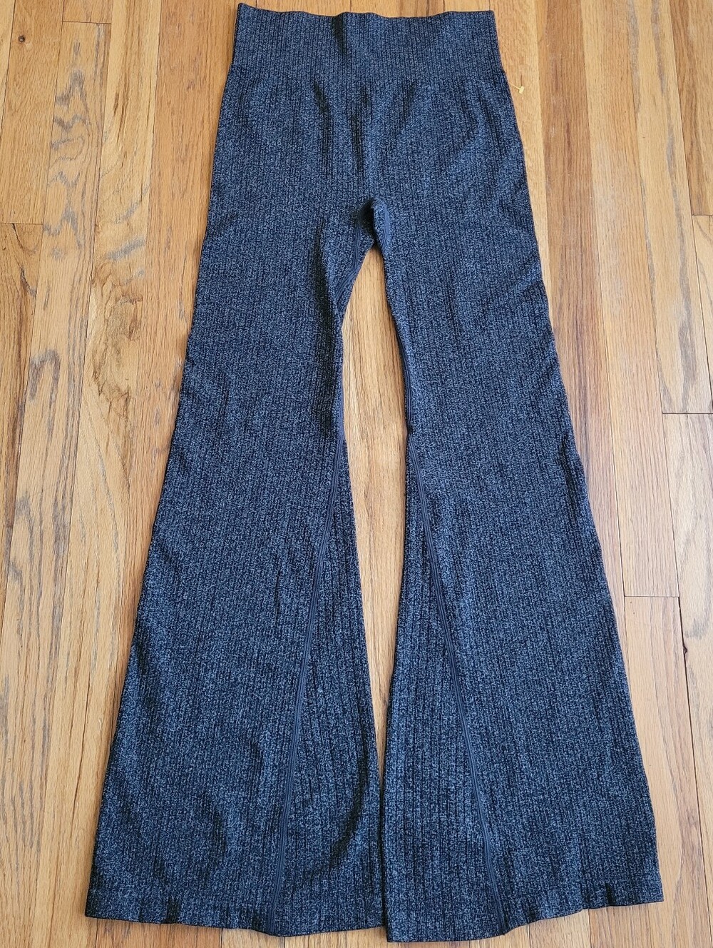 Ribbed Stretchy Flared Yoga Pants in Dark Gray Size Medium Excellent Condition - Picture 5 of 9